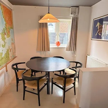 Spacious With Private Terrace & Garden דירה *