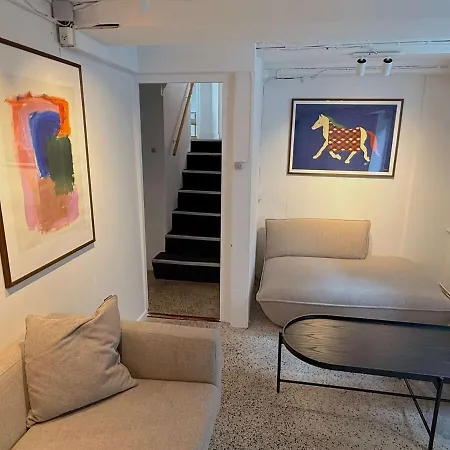 Spacious With Private Terrace & Garden דירה *