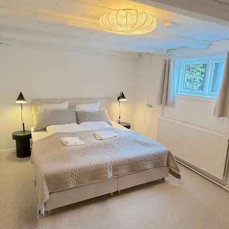 Spacious With Private Terrace & Garden דירה *