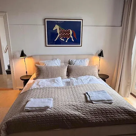 Spacious With Private Terrace & Garden דירה קופנהגן