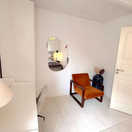 Spacious With Private Terrace & Garden דירה *
