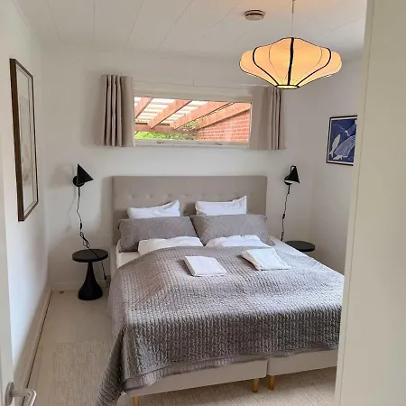 דירה Spacious With Private Terrace & Garden