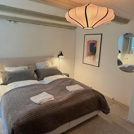 Lejlighed Spacious With Private Terrace & Garden