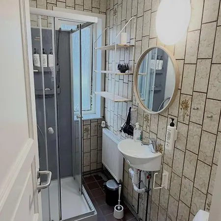Spacious With Private Terrace & Garden דירה