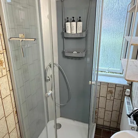 דירה Spacious With Private Terrace & Garden
