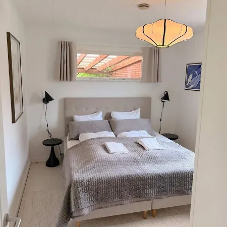 Spacious With Private Terrace & Garden דירה *