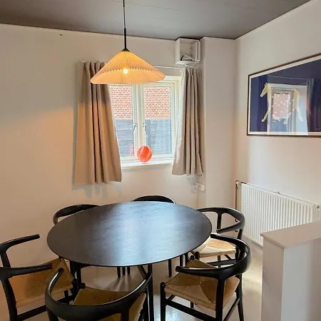 דירה Spacious With Private Terrace & Garden