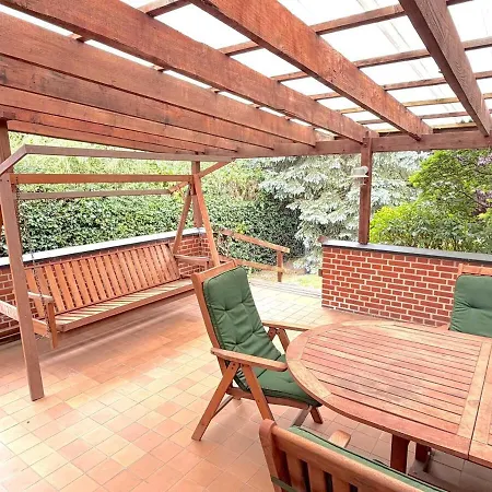 Spacious With Private Terrace & Garden דירה *