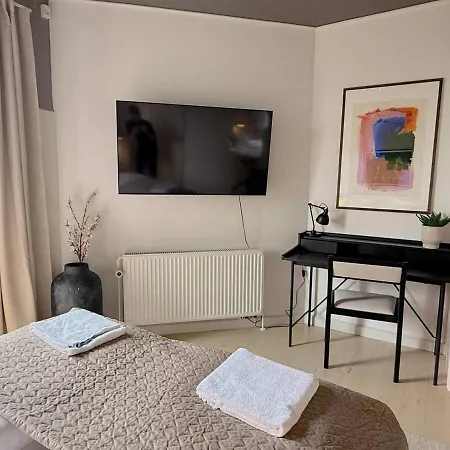 דירה Spacious With Private Terrace & Garden